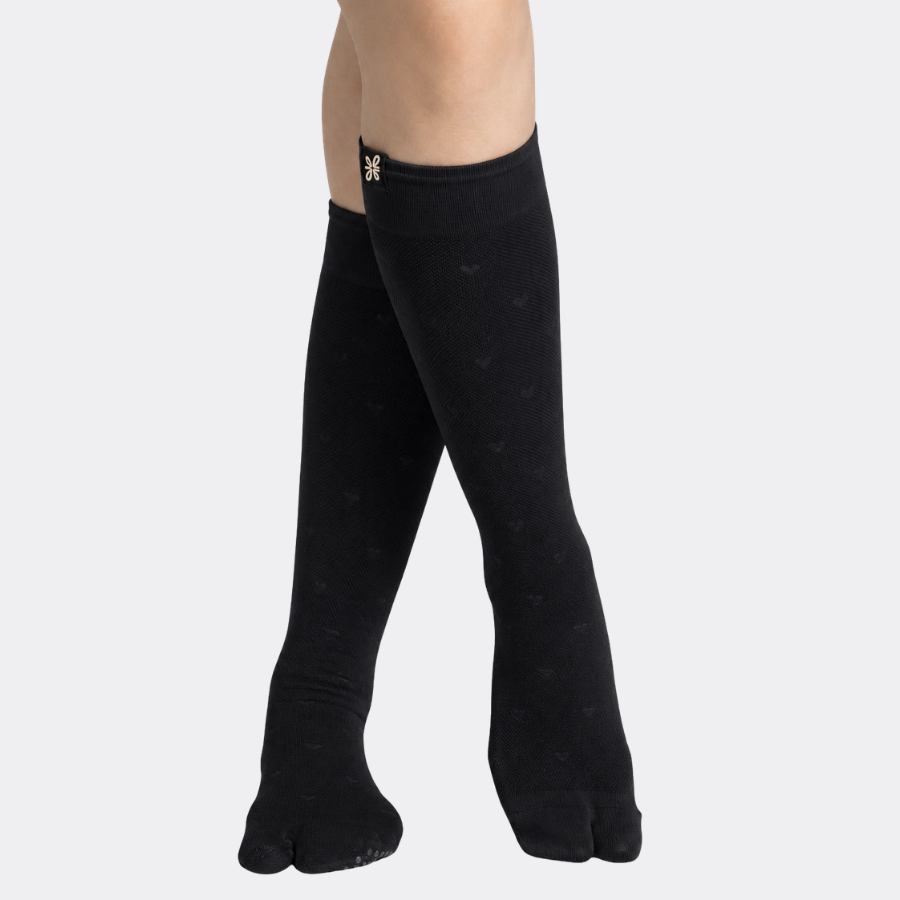 Heart Tabi Grip Stockings in black, knee-high tabi grip stockings by Tuelles