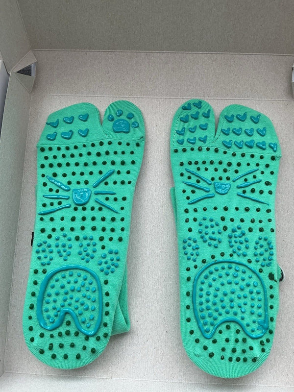 tuelles DIY grip sock design 9